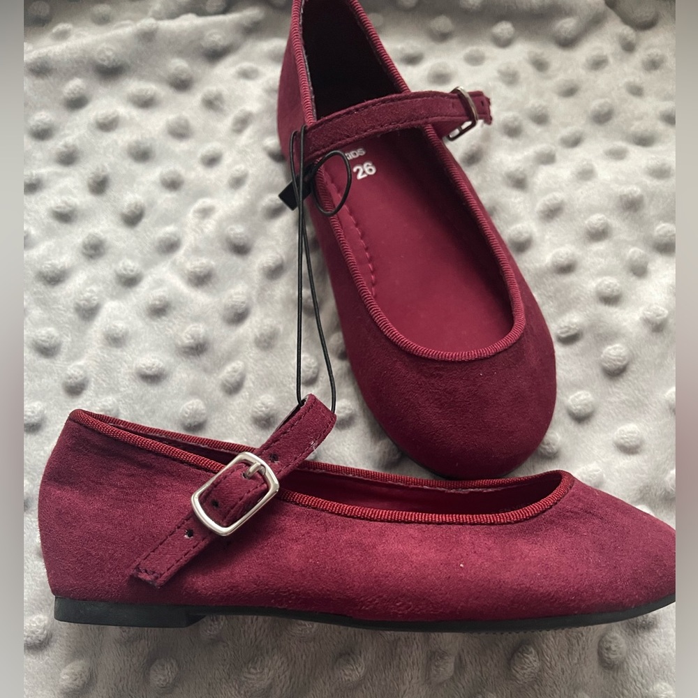 European size 26 . Equivalent to US size 9.5 Sfera kids velvet Mary Jane’s.